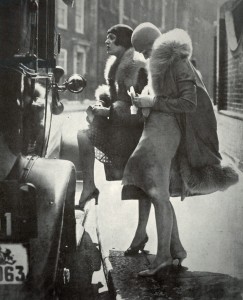Fashionable women in Berlin during the economic recovery after 1924 .